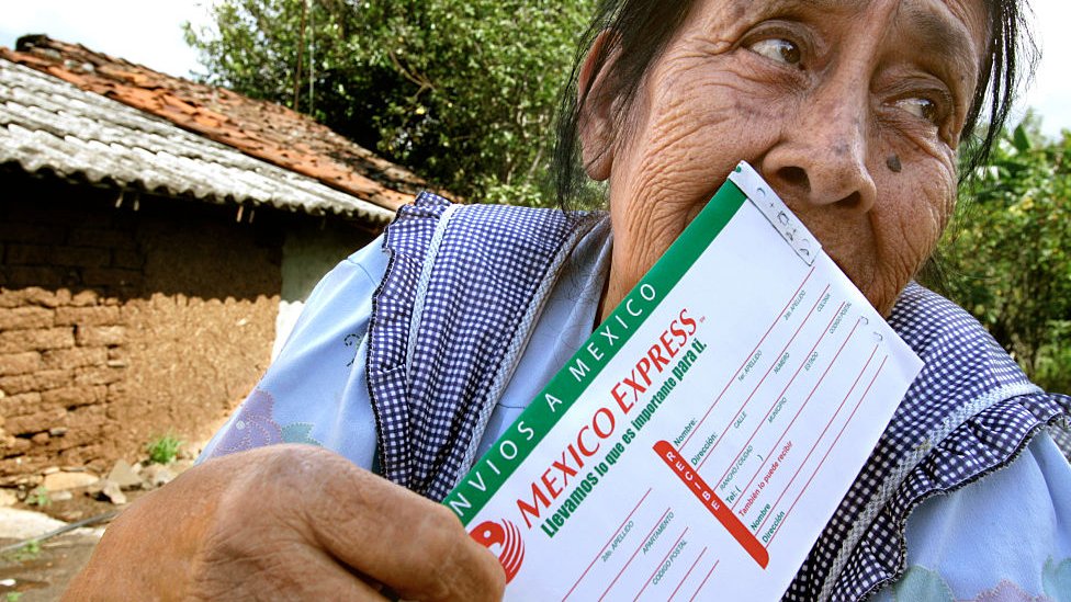 Mujer con remesa en México