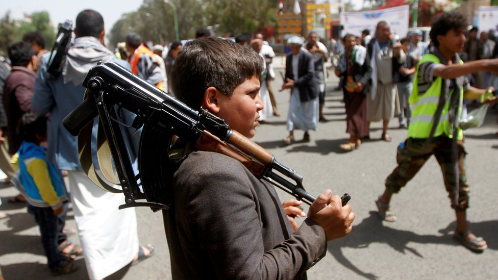 Мальчик держит винтовку на митинге в поддержку повстанческого движения хуситов в Сане, Йемен (2 апреля 2020 г.)