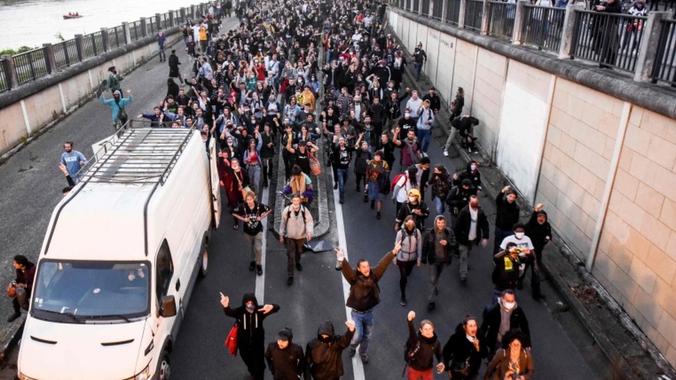 Демонстранты в Нанте во время празднования Дня музыки в 2020 году