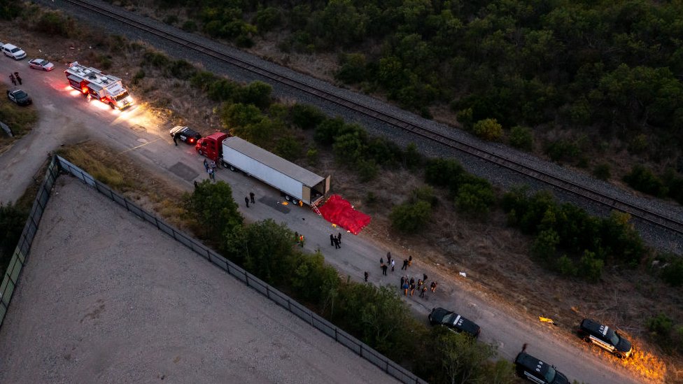 Vista aérea del camión encontrado con más de 50 migrantes muertos en el interior cerca de San Antonio, Texas
