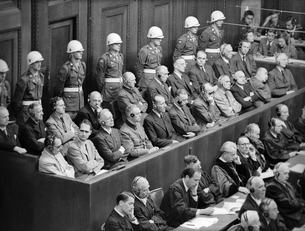 Criminosos de guerra nazistas no banco dos réus durante os julgamentos de Nuremberg após a Segunda Guerra Mundial, incluindo Hermann Goring, Rudolf Hess e Joachim von Ribbentrop