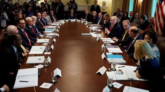 Donald Trump con miembros de su gabinete