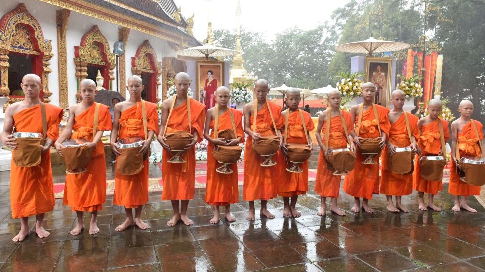 Los chicos vestidos de monjes