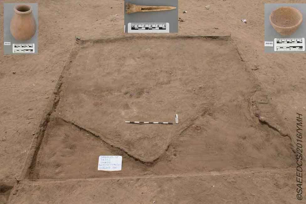 На снимке показаны предметы, найденные в раскопках города на юге Египта, возраст которого, по описанию, превышает 5000 лет.