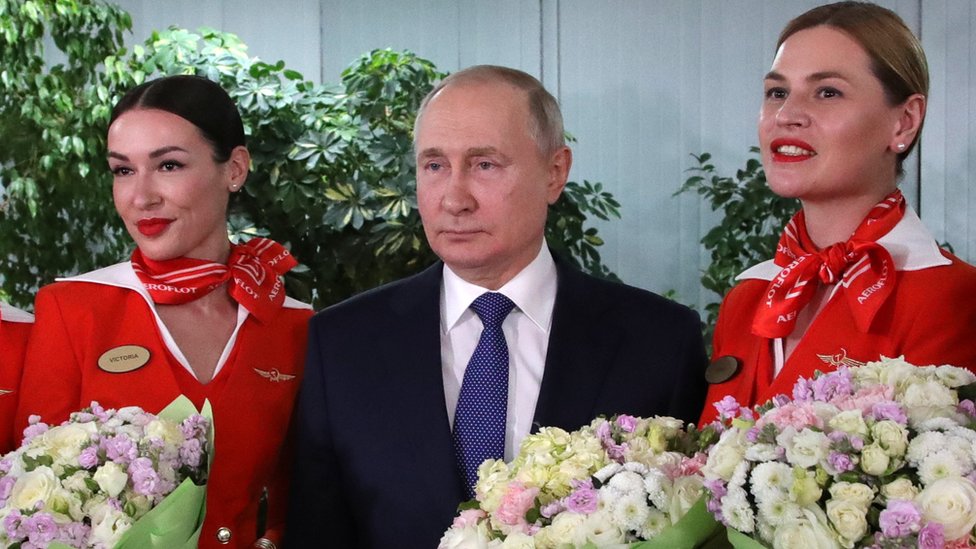 Vladimir Putin con asistentes de vuelo de Aeroflot
