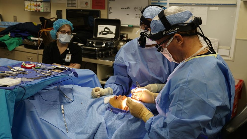 Una persona atravesando una cirugía cosmética en EE.UU.