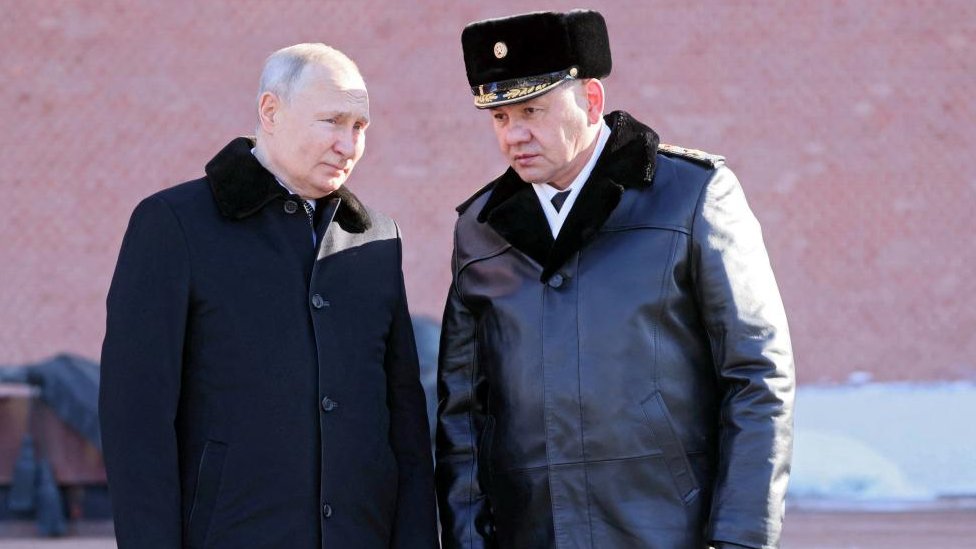 2月23日，俄羅斯總統普京和國防部長紹伊古在莫斯科參加克里姆林宮牆邊無名烈士墓獻花圈儀式。