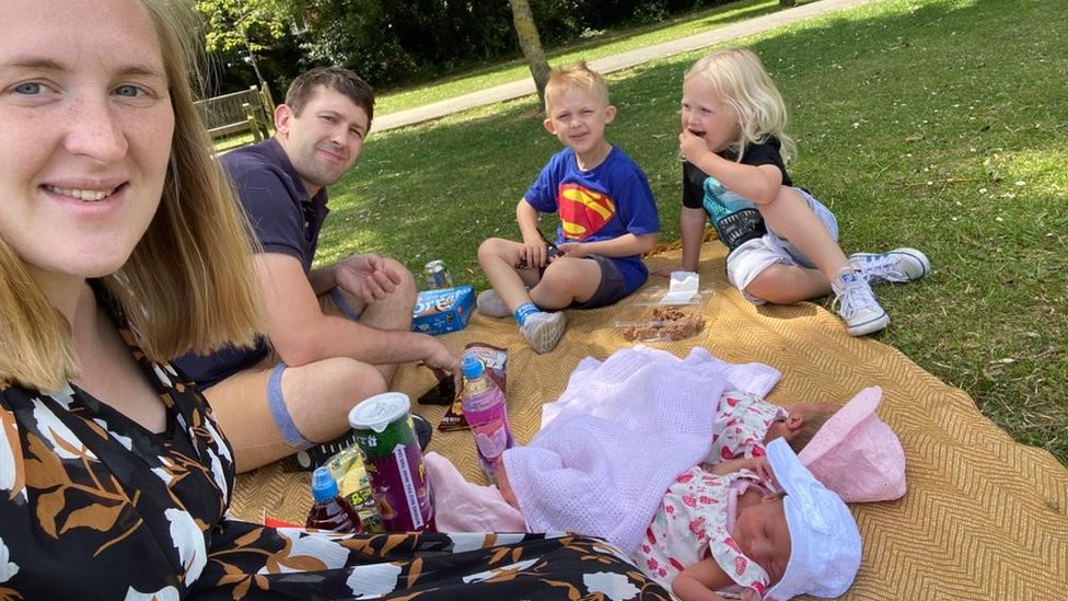 Алекс Райт и его семья на пикнике.