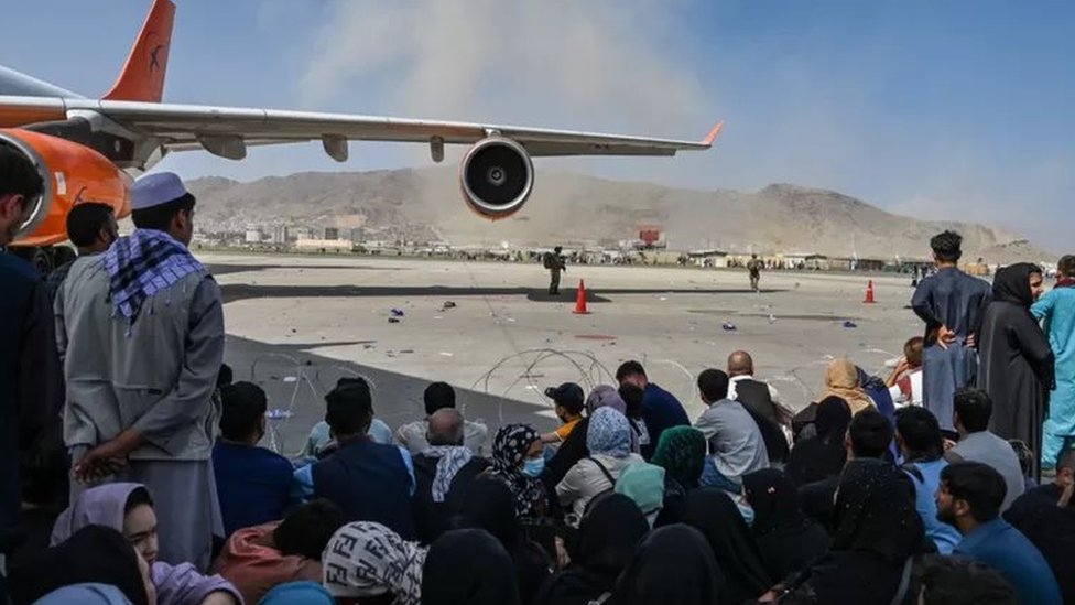 Afegãos no aeroporto de Cabul na esperança de deixar o país