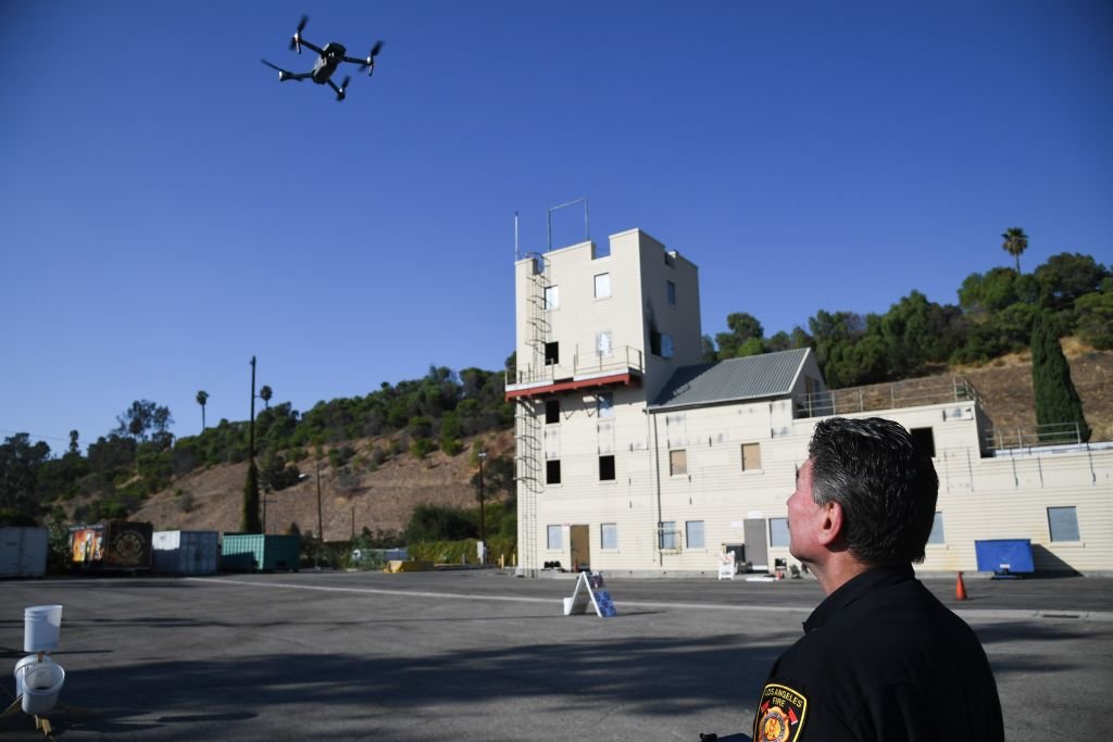 美國洛杉磯的消防員正在試飛無人機。