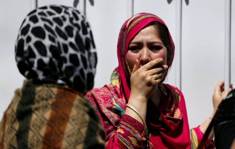 Una mujer conmocionada se cubre la boca, fuera de un hospital en Kabul, después de un ataque con un camión bomba. 31 de mayo de 2017