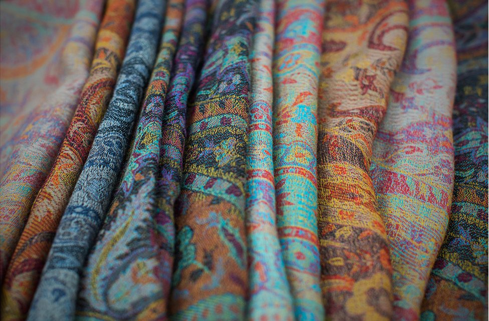 Красочные сложенные шали из пашмины