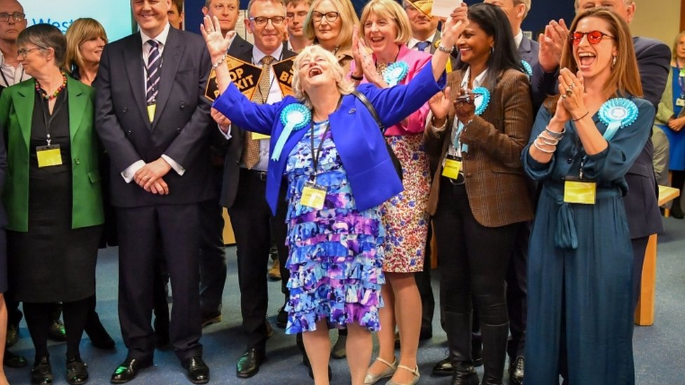 Ann Widdecombe con simpatizantes del Partido del Brexit.