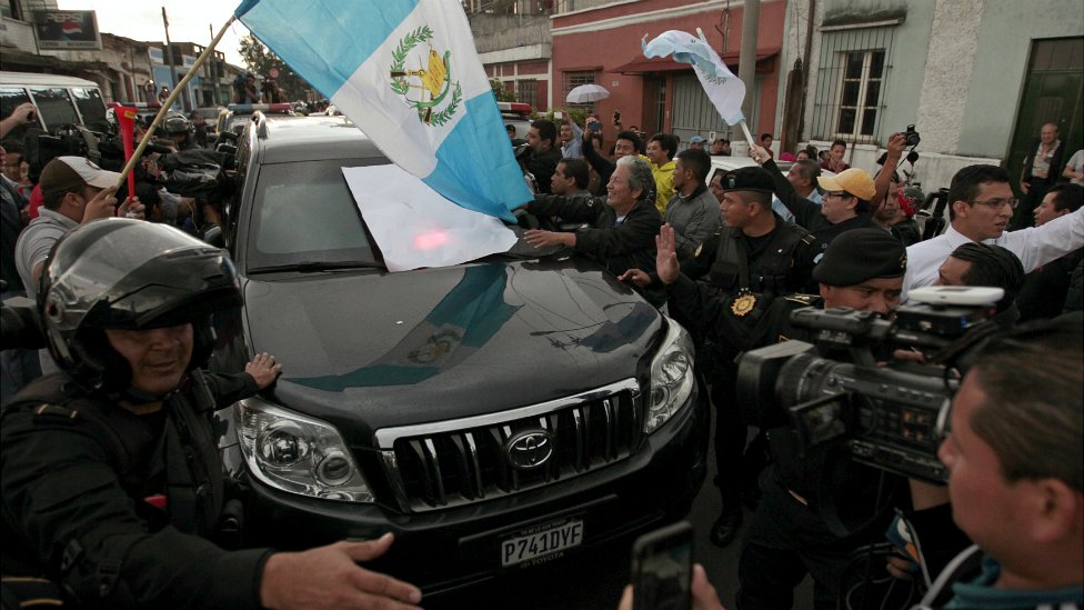 Бывший президент Гватемалы Отто Перес Молина в сопровождении полиции прибывает на военную базу Матаморос после слушаний в Верховном суде в Гватемале - 3 сентября 2015 г.