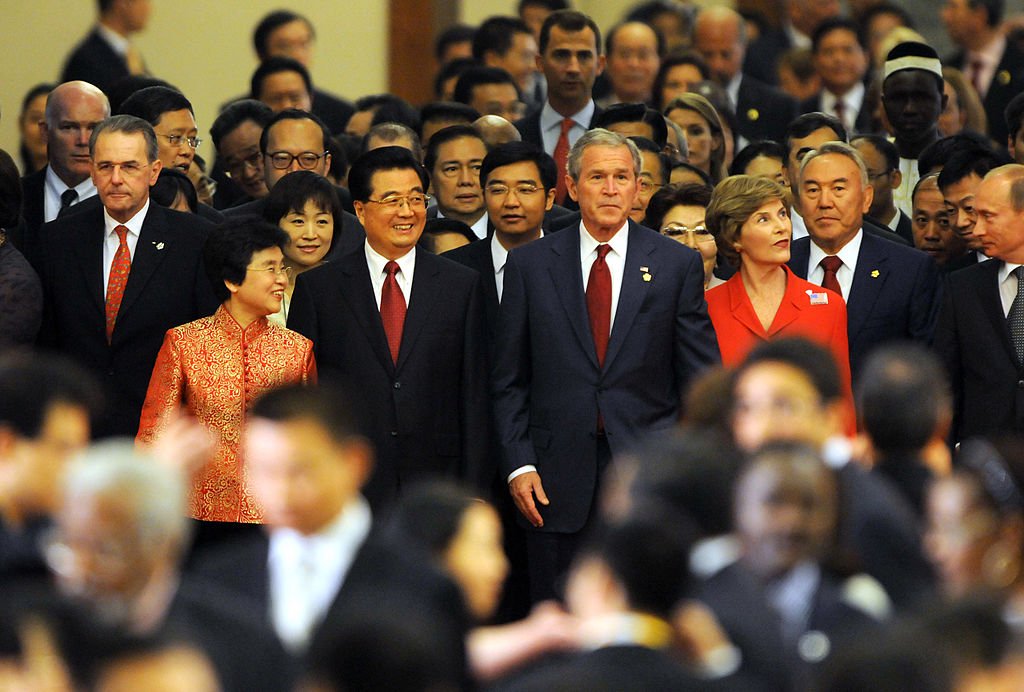 2008年8月8日，時任中國國家主席胡錦濤在人民大會堂歡迎出席北京夏季奧運會的世界領導人，包括時任美國總統布什和俄羅斯總統普京等。