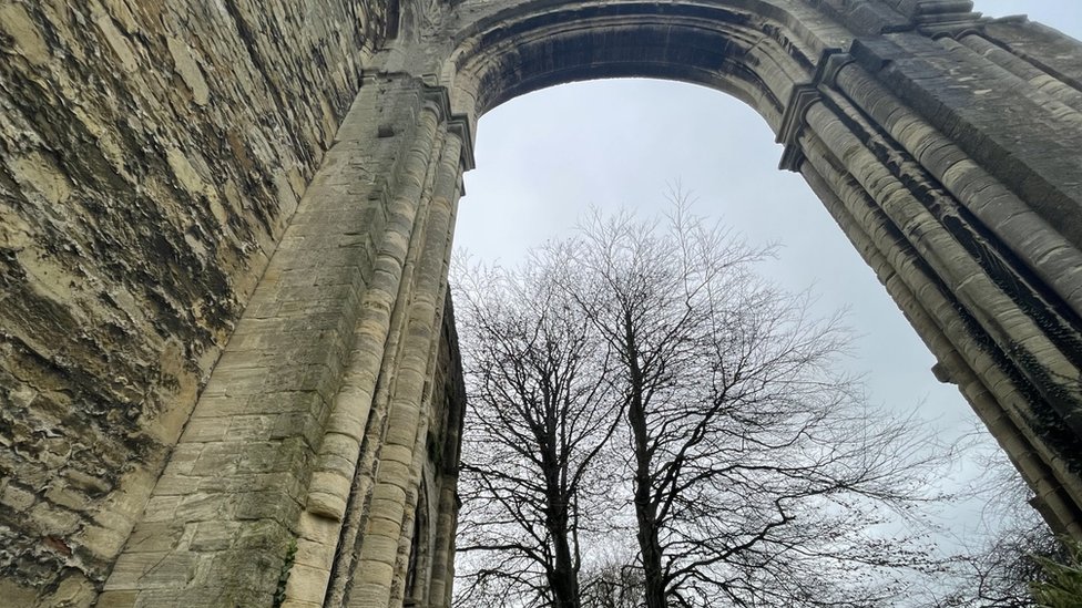 srednjevekovni manastir u Engleskoj