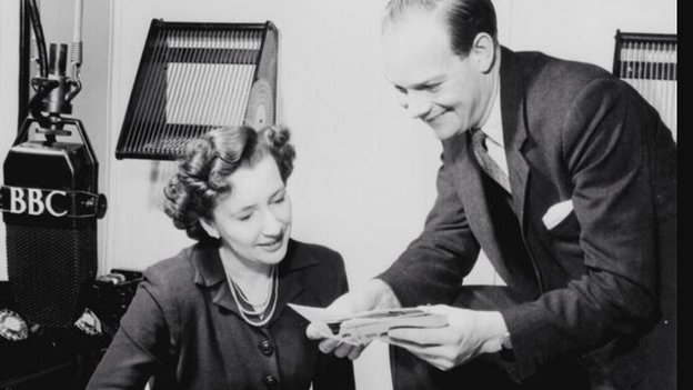 Si escuchas programas de radio de la década de 1940 y 1950, fíjate en el tono de las mujeres. programa de radio de la BBC