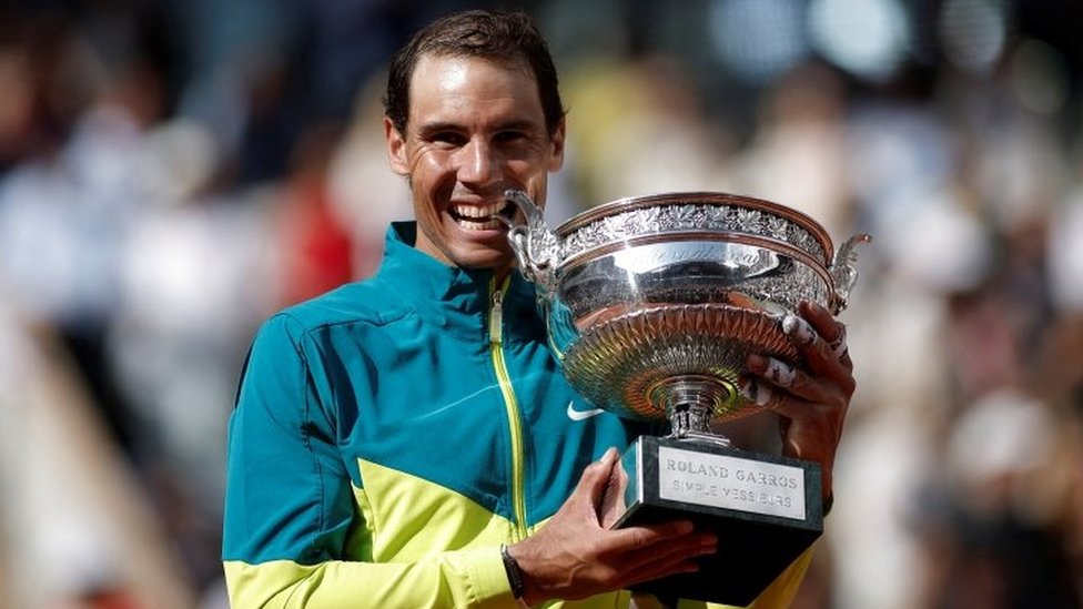 Rafael Nadal levanta el trofeo de Roland Garros