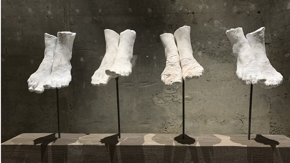 Deo izložbe o Magi su i skulpture plesnih stopala