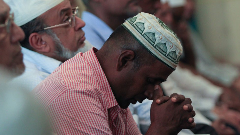 Sri Lankalı Müslümanlar Cuma namazını saldırıda yaşamını kaybedenler için kıldı.