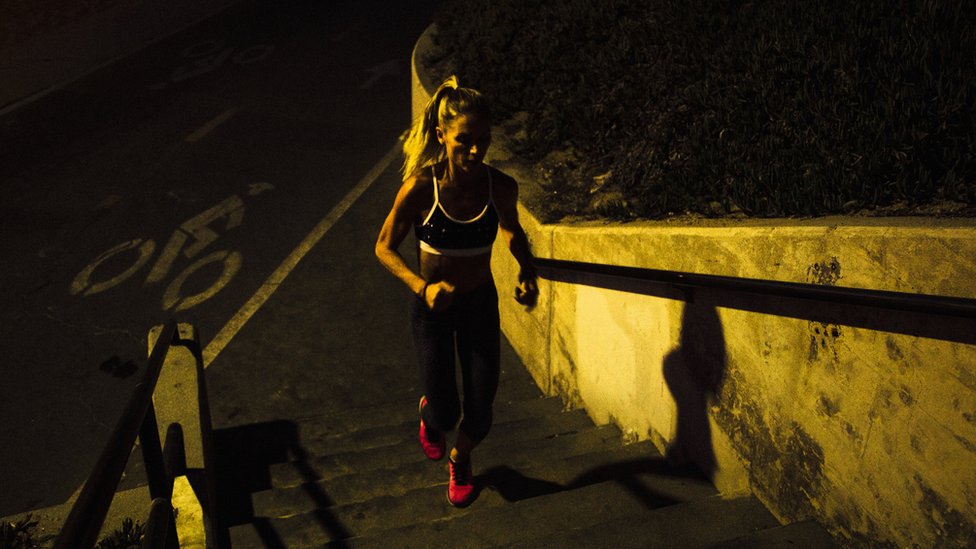 Gece koşuya çıkan bir kadın