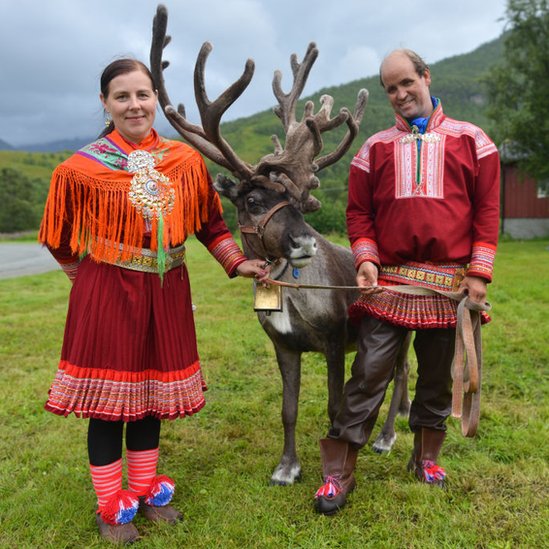 Sami con vestimentas tradicionales.