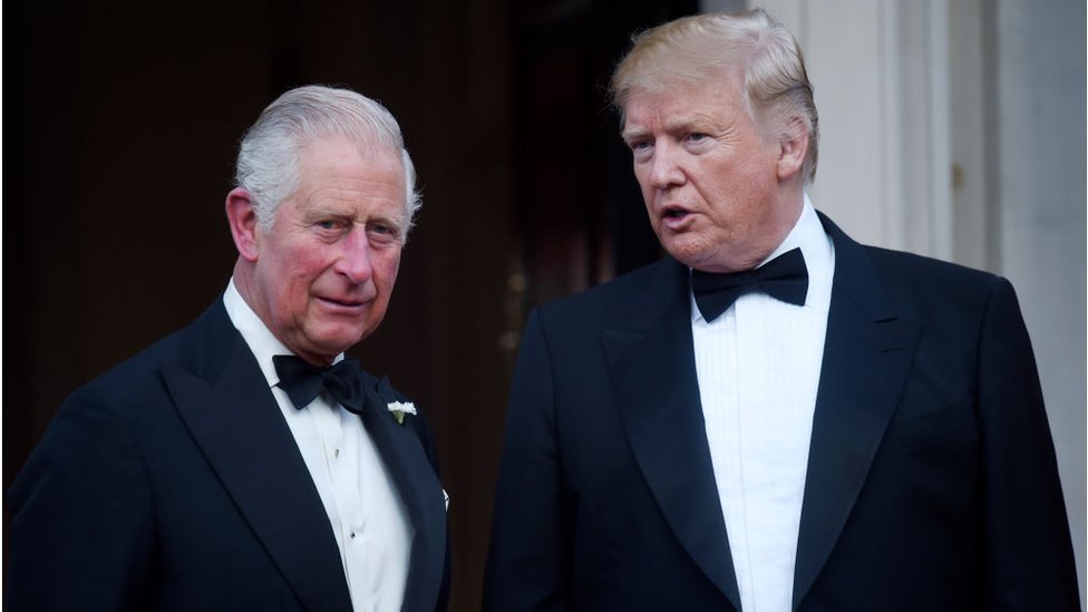 Президент США Дональд Трамп и принц Уэльский Чарльз позируют перед ужином в Winfield House 4 июня 2019 г.