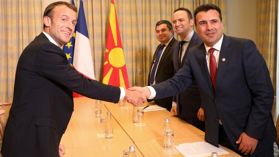 Президент Франции Эммануэль Макрон (слева) пожимает руку премьер-министру Македонии Зорану Заеву во время встречи в Софии 16 мая 2018 г.