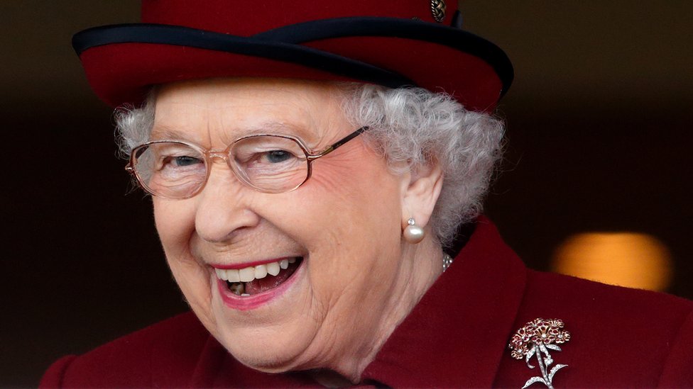 La reina riendo
