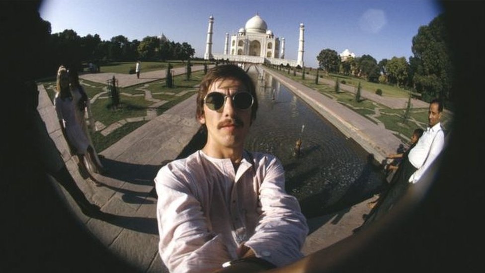 Лидер-гитарист Beatles Джордж Харрисон делает селфи перед Тадж-Махалом во время своего визита в Индию в 1966 году