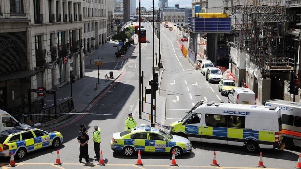 Los atentados en el Puente de Londres y Borough Market dejaron siete muertos y 48 heridos La policía cierra el lado norte del puente de Londres mientras los oficiales forenses trabajan después del ataque terrorista de la noche anterior el 4 de junio de 2017.