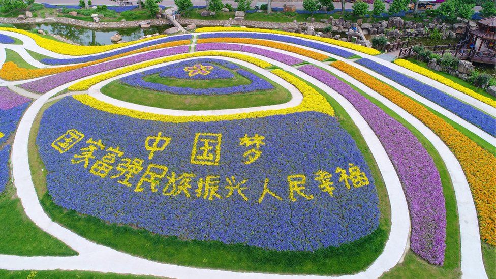 Tapete de flores onde se lê 'sonho chinês' durante evento para iniciativa da Nova Rota da Seda, que integra países asiáticos