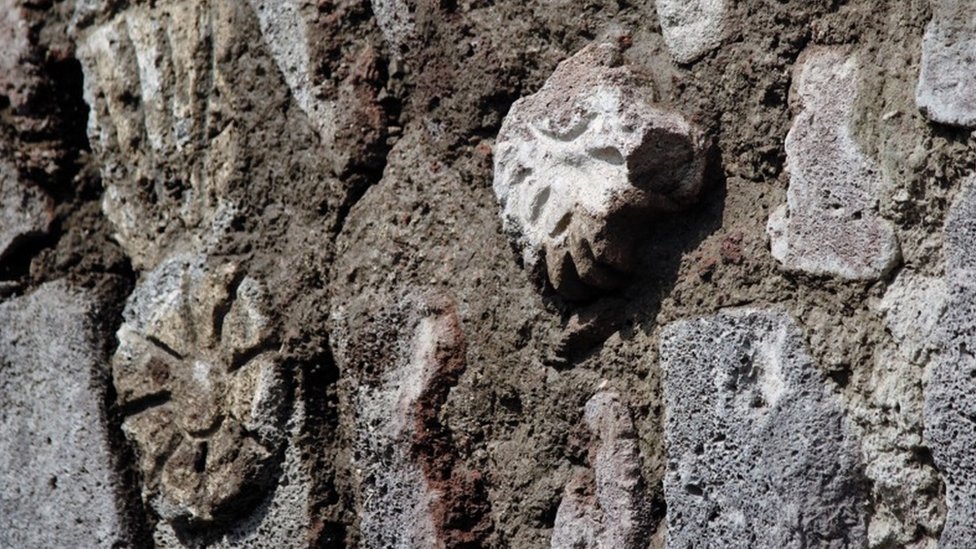 Piedras talladas en el Albarradón de Ecatepec