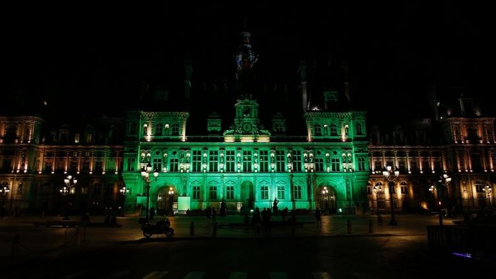 La alcaldía de la capital francesa se iluminó de verde luego de la decisión de Estados Unidos de salir del Acuerdo de París. La alcaldía de París iluminada de verde.