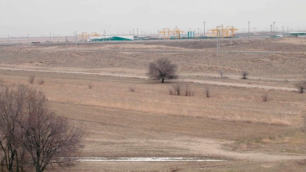 El portal fue creado en una de las regiones más apartadas en Asia Central. Zona desértica en Khorgos