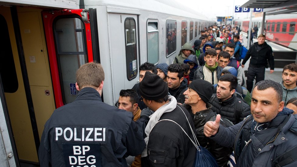 Una muchedumbre de inmigrantes entra en Alemania por Passau en 2015. Migrantes en Passau, Alemania, en 2015.