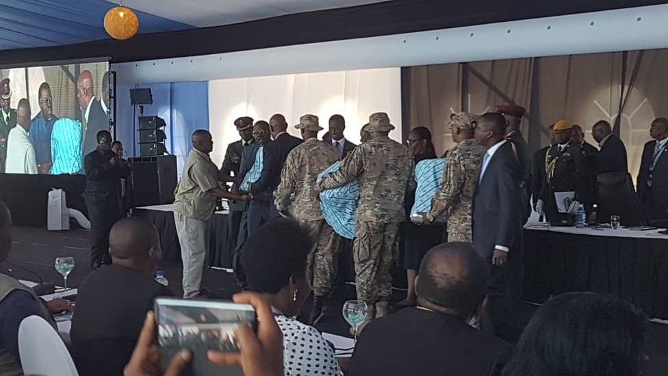 El presidente Mokgweetsi Masisi entregó a sus homólogos de Zimbabue, Zambia y Namibia los taburetes hechos con patas de elefante.