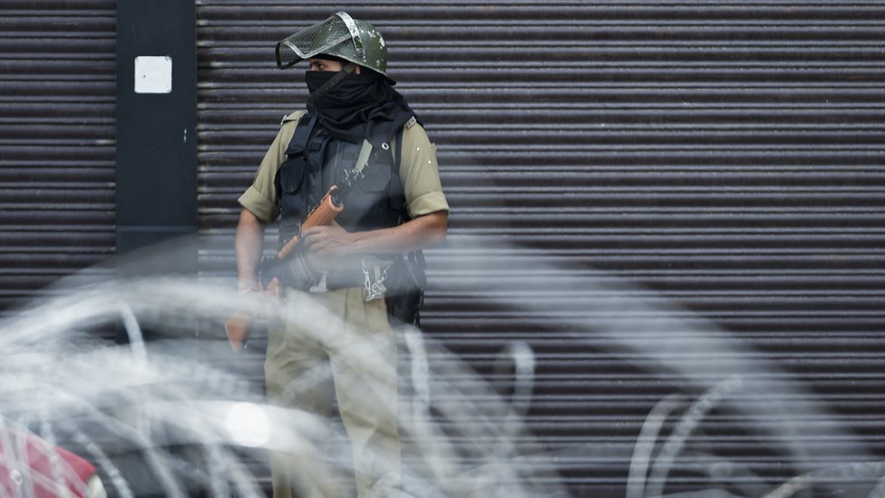 Tentara berjaga-jaga di Srinagar pada 28 Agutus 2019. Kawasan di lembah Himalaya ini masih ditutup dan internet serta telpon diputus sejak 5 Agustus.