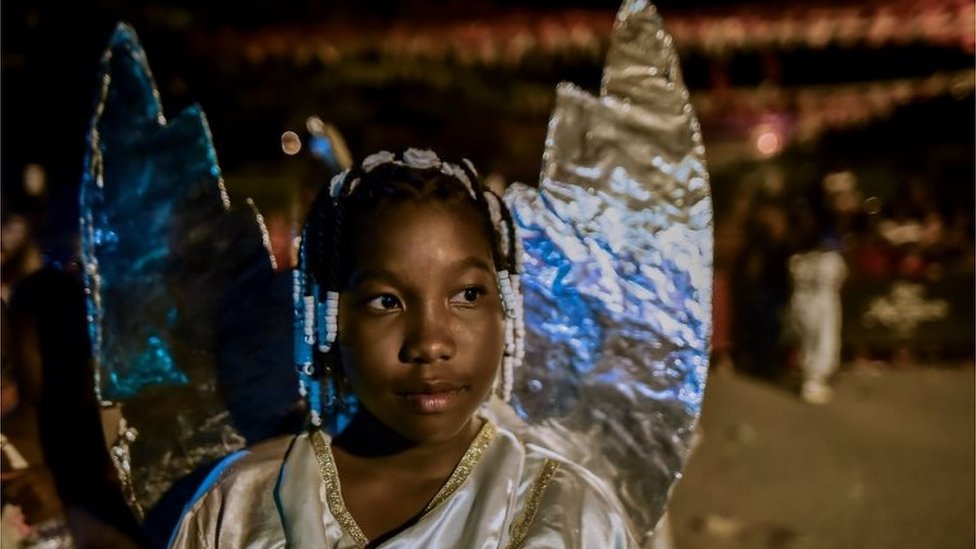 Una niña afrocolombiana vestida de ángel participa en la celebración de Quinamayó, 18 de febrero de 2018