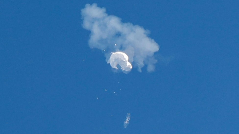 El presunto globo espía cae al océano después de ser derribado frente a la costa de Surfside Beach, Carolina del Sur, el 4 de febrero de 2023