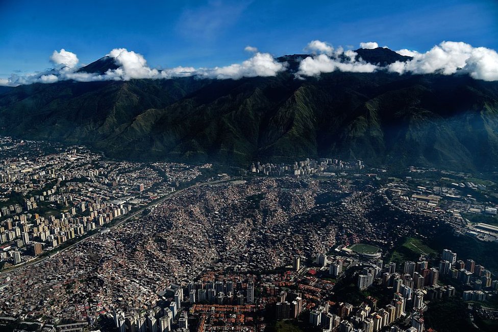 "El día que bajen los cerros, habrá un estallido social", se suele decir en Venezuela. Vista aérea del barrio Petare, en Caracas, Venezuela.