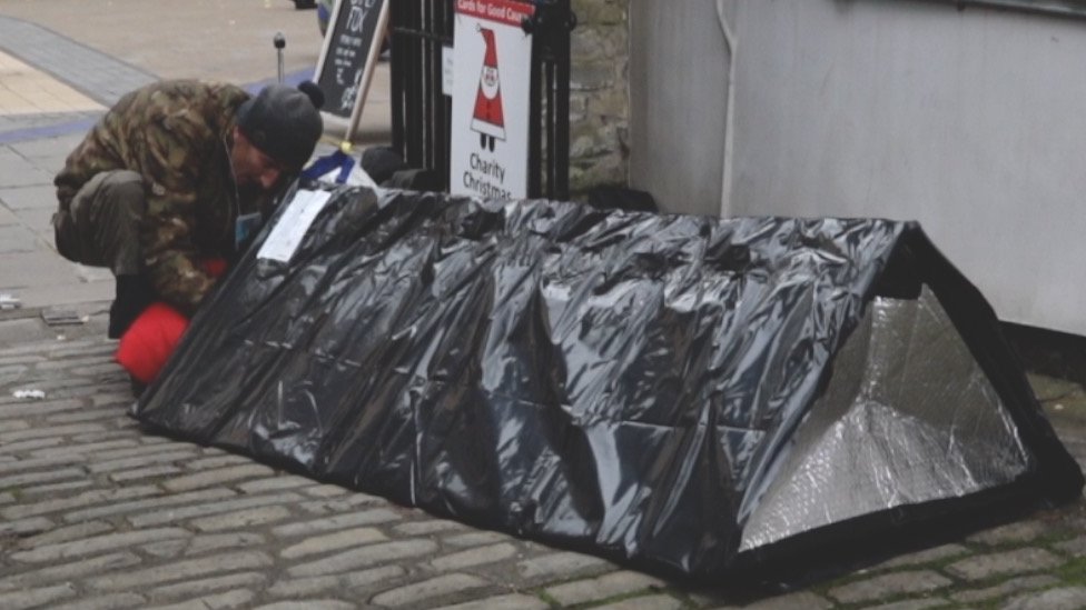 Кристофер Сандерман, недавно бездомный в Бристоле, попадает в капсулу для сна