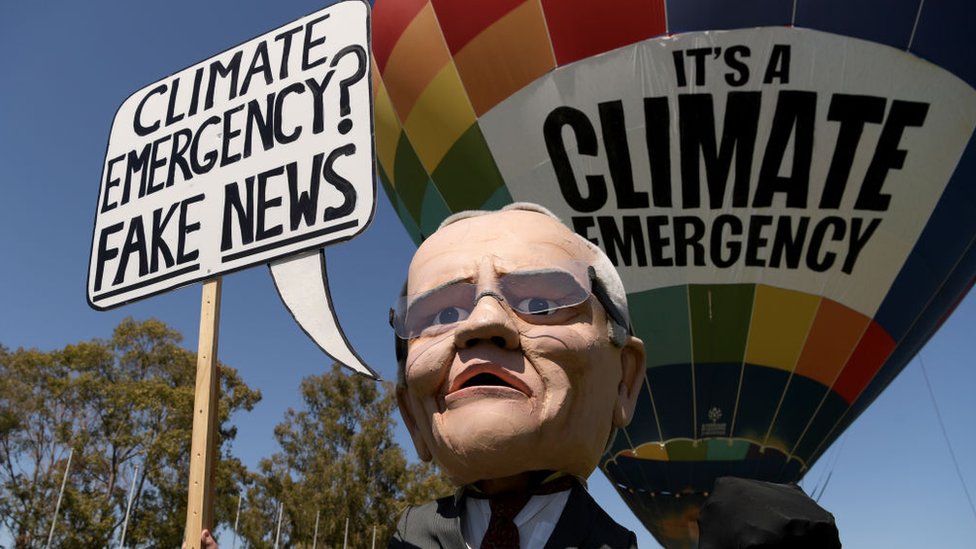 Марионетка премьер-министра Австралии Скотта Моррисона, предполагающая, что он считает чрезвычайную ситуацию с изменением климата «фальшивыми новостями»