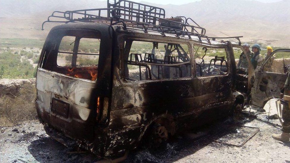 На фото сгоревший автобус, на котором везли туристов в Герат