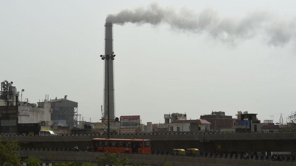 Дым поднимается над ТЭЦ Бадарпур в Нью-Дели 5 июня 2017 года, во Всемирный день окружающей среды ООН.