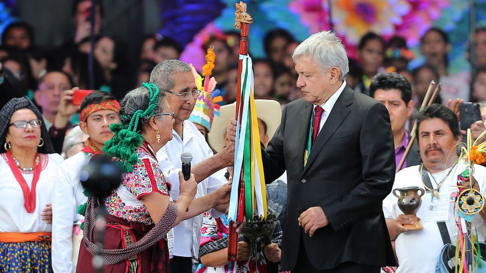 López Obrador recibe el Bastón de Mando de representantes de los pueblos indígenas de México