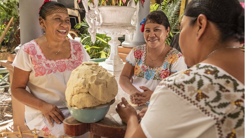 Mujeres mexicanas haciendo tortillas