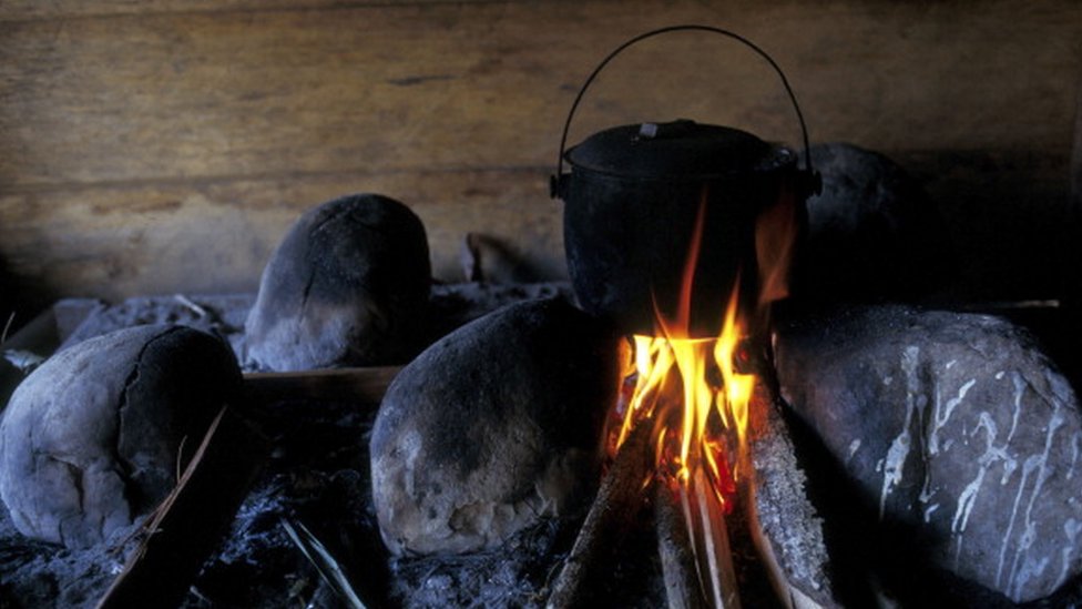 Fogareiro improvisado para cozinhar