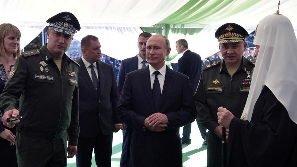 Zamenik ruskog ministra odbrane Timur Ivanov stoji u vojnoj uniformi i razgovara sa predsednikom Vladimirom Putinom. Prisutan je i ministar odbrane Sergej Šojgu