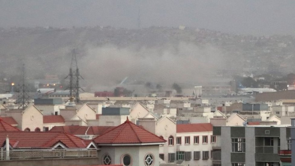Asap terlihat setelah ledakan di luar Bandara Kabul, Kamis (26/08).